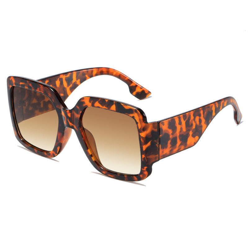 Wholesale Fashionable accessories for traveling and driving: large frame sunglasses